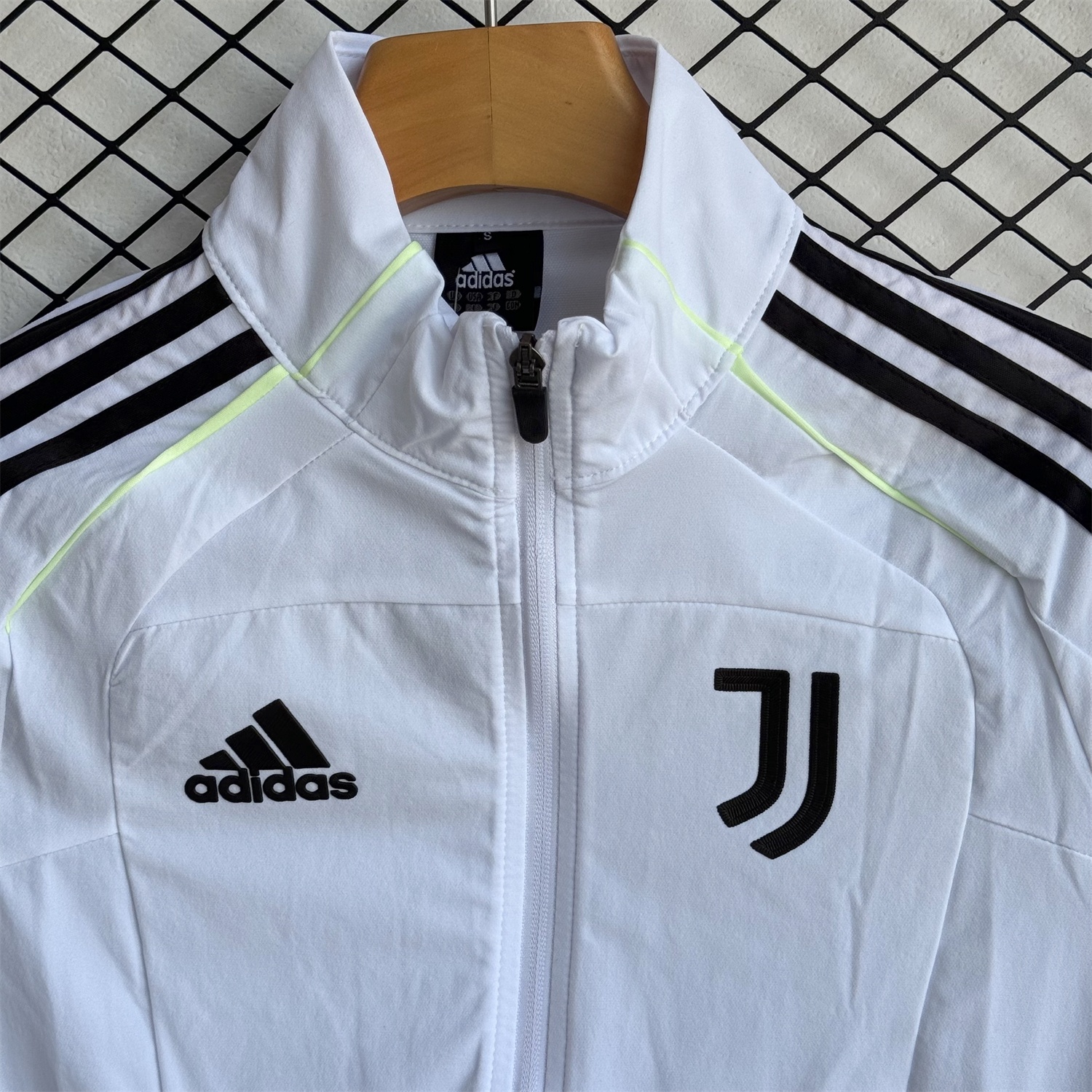 Juventus 25-26 Windbreaker Training Set - White Top and Black Pants - Unitedfutballjersey