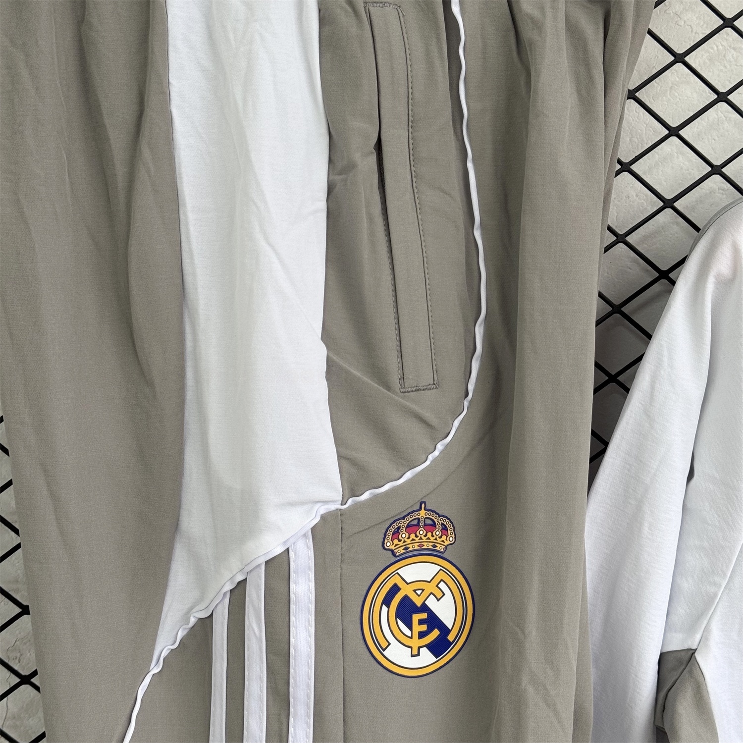 Real Madrid 25-26 Windbreaker Training Set - White With Grey Top and Grey Pants - Unitedfutballjersey