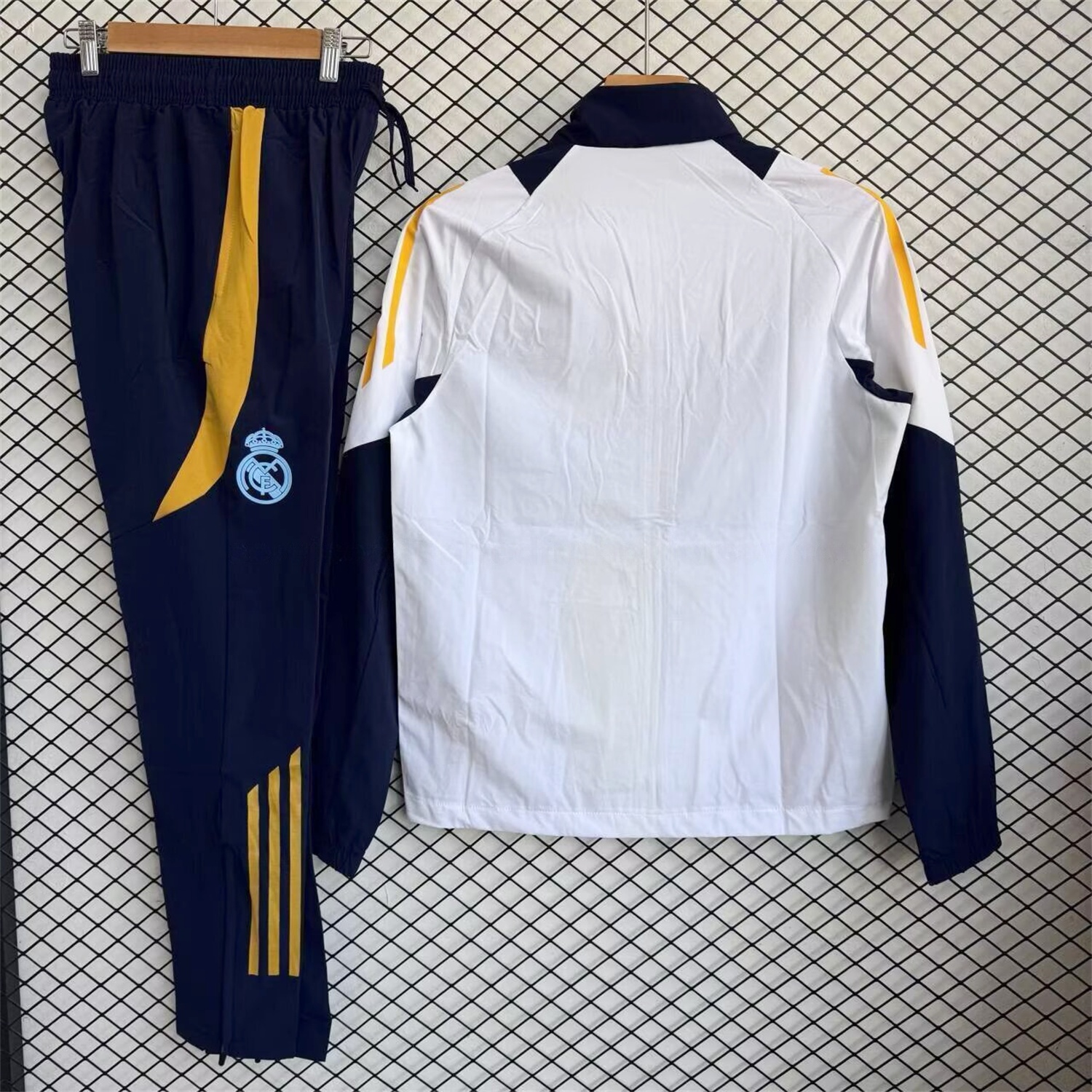 Real Madrid 25-26 Windbreaker Training Set - White Top and Black Pants - Unitedfutballjersey