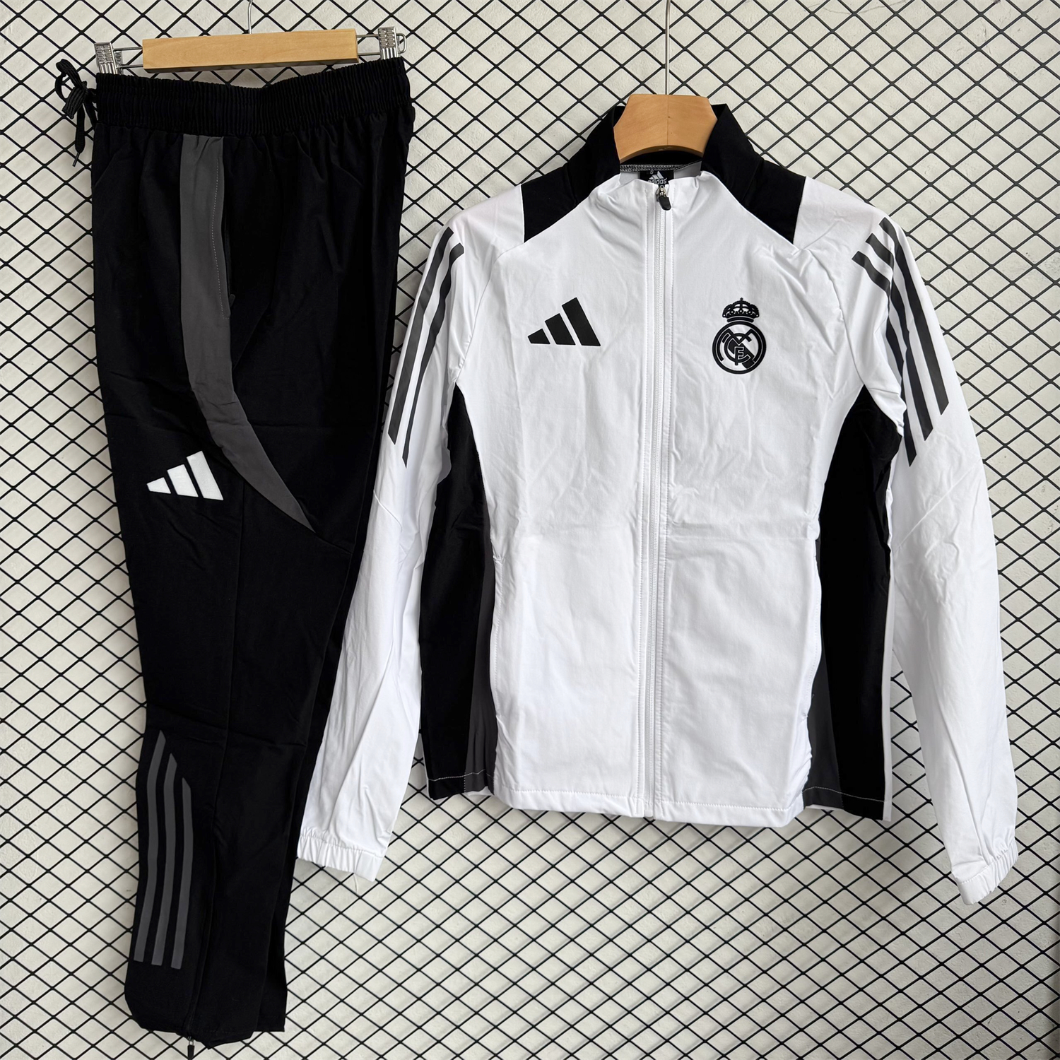 Real Madrid 25-26 Windbreaker Training Set - White With Black Top and Black Pants - Unitedfutballjersey