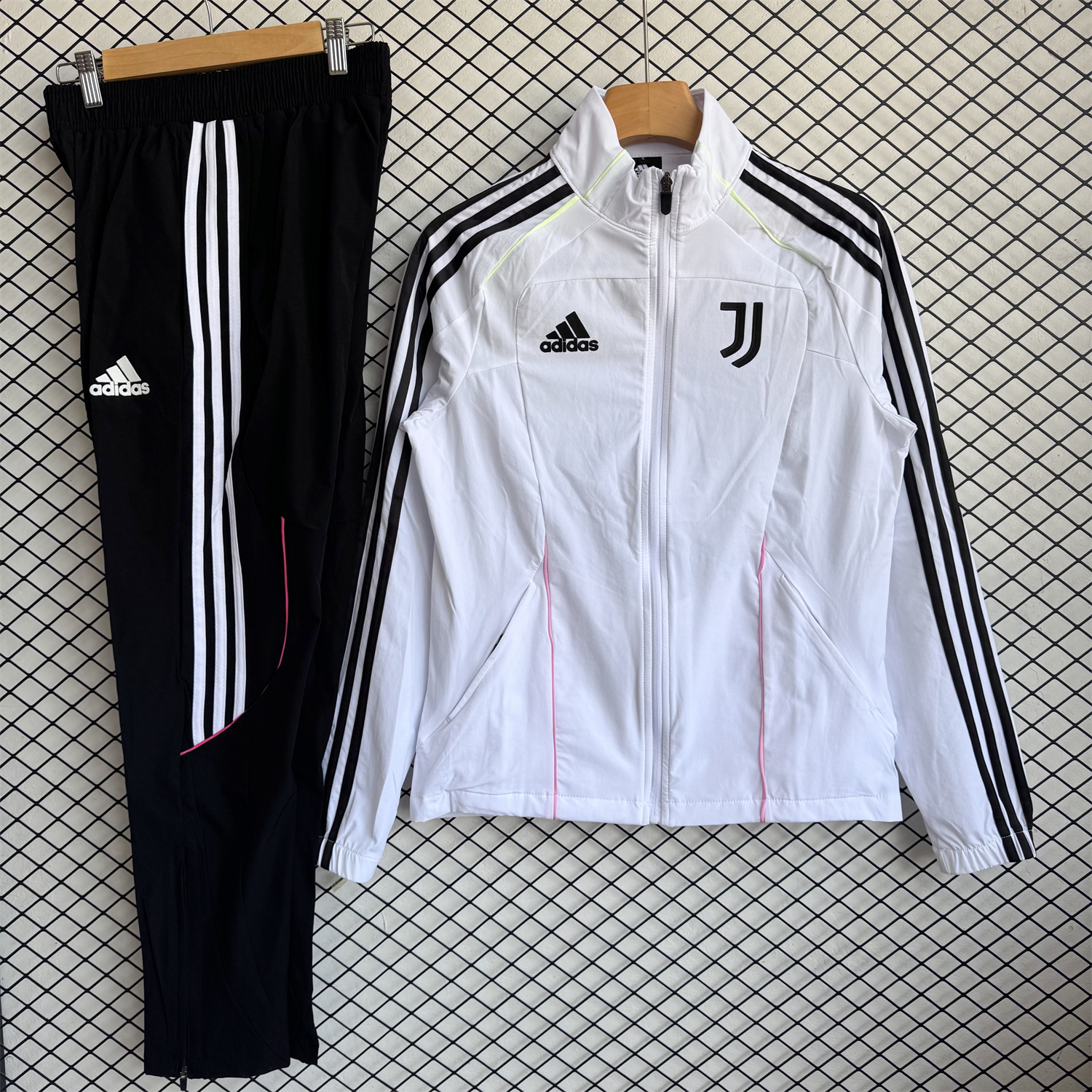 Juventus 25-26 Windbreaker Training Set - White Top and Black Pants - Unitedfutballjersey