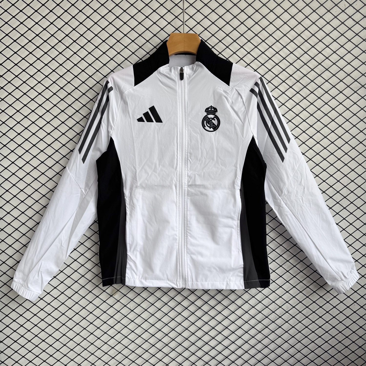 Real Madrid 25-26 Windbreaker Training Set - White With Black Top and Black Pants - Unitedfutballjersey