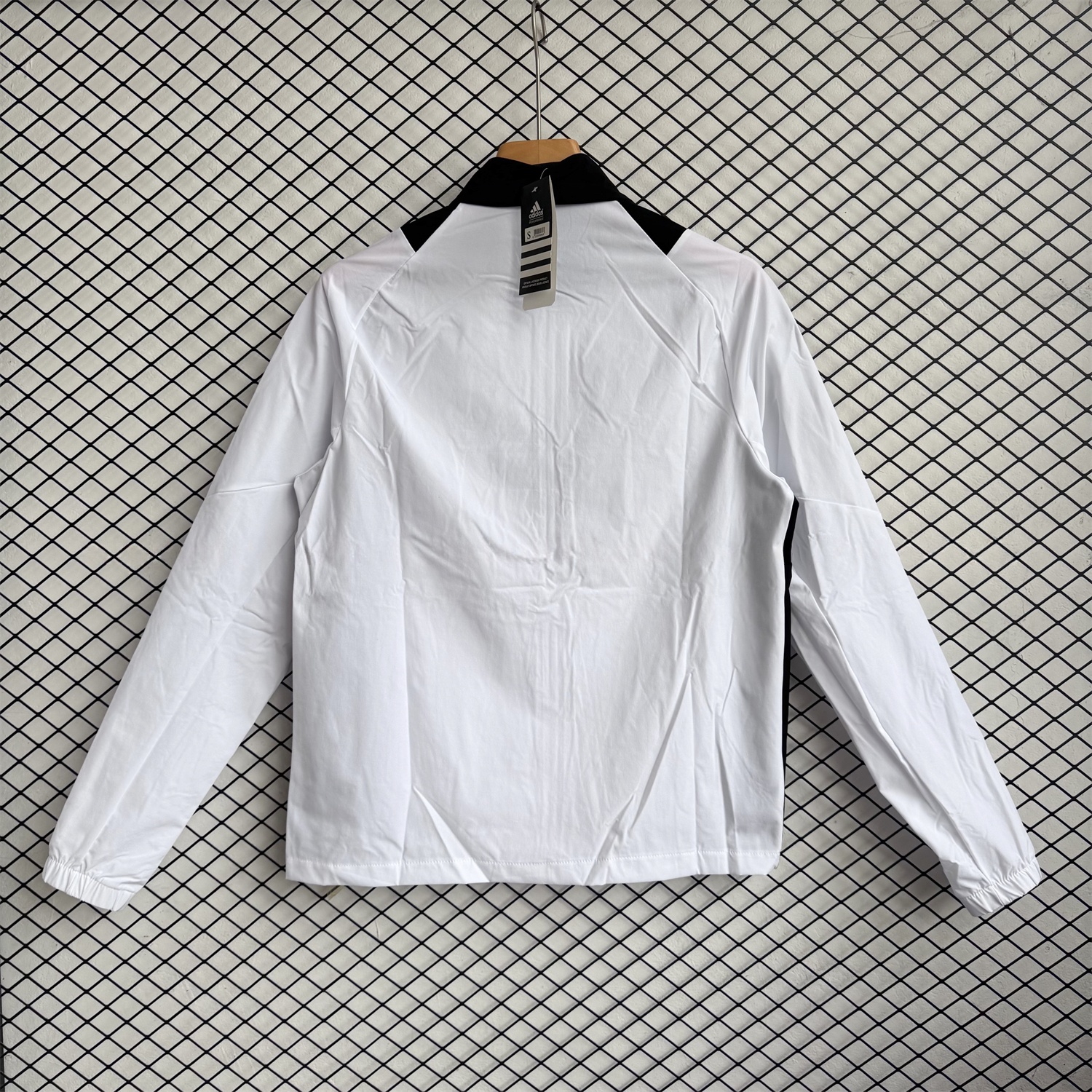 Real Madrid 25-26 Windbreaker Training Set - White With Black Top and Black Pants - Unitedfutballjersey