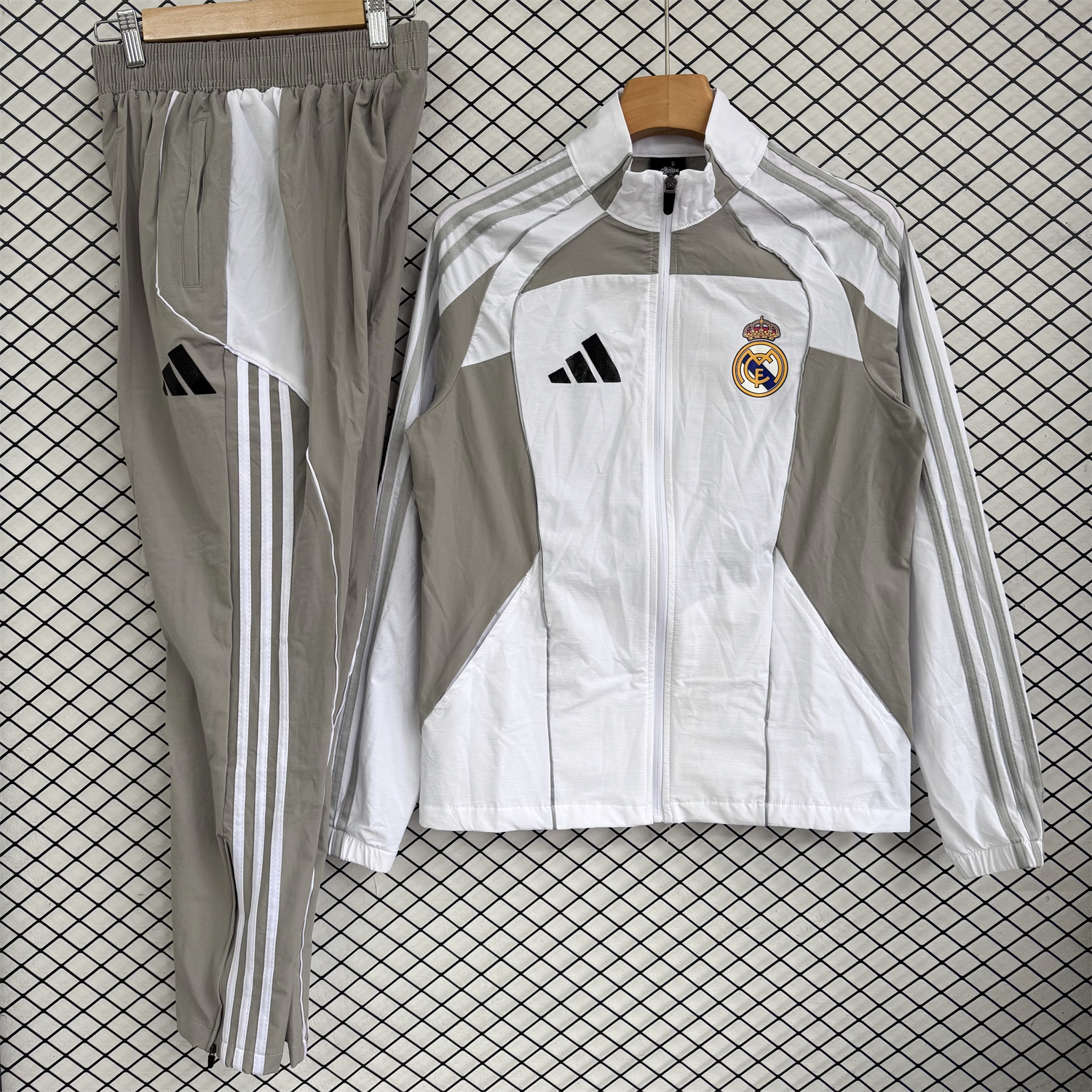 Real Madrid 25-26 Windbreaker Training Set - White With Grey Top and Grey Pants - Unitedfutballjersey