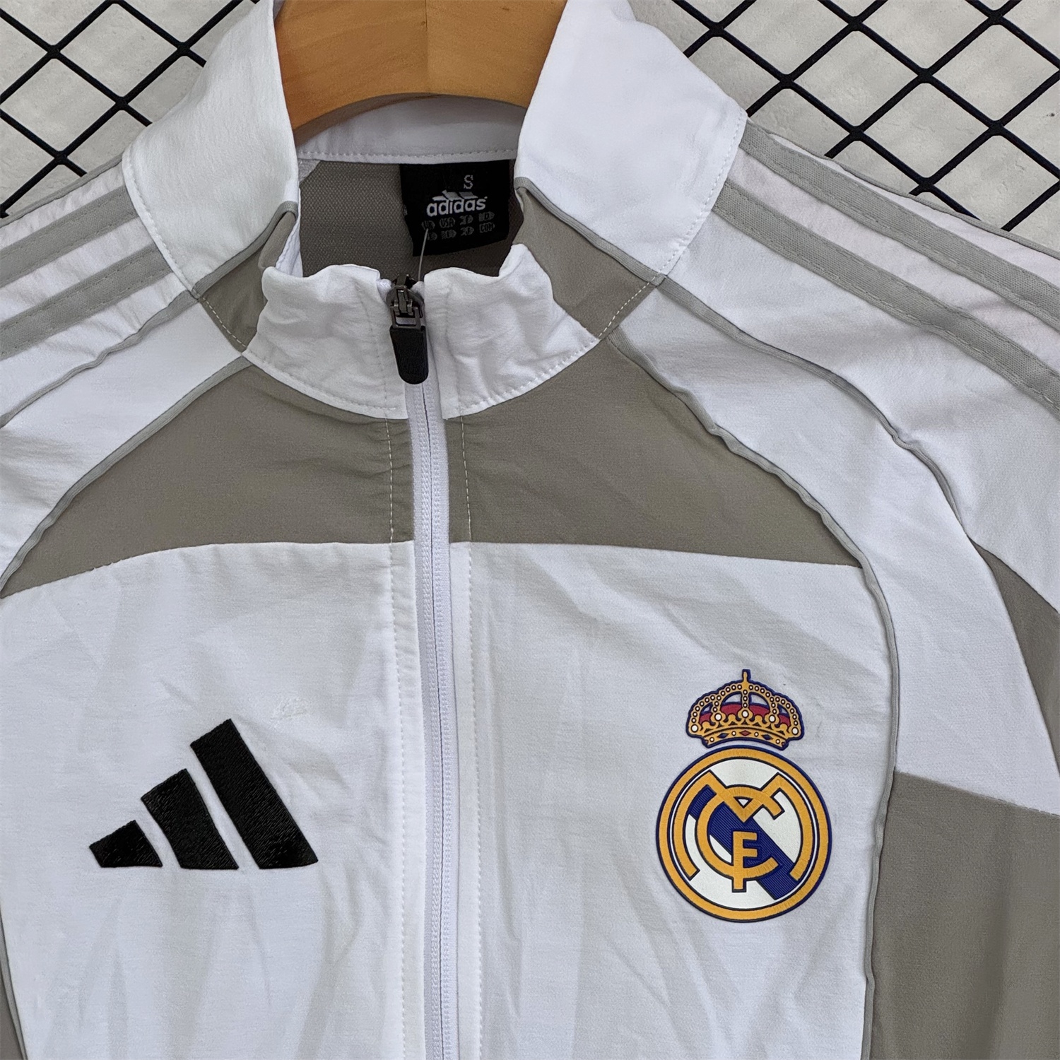 Real Madrid 25-26 Windbreaker Training Set - White With Grey Top and Grey Pants - Unitedfutballjersey