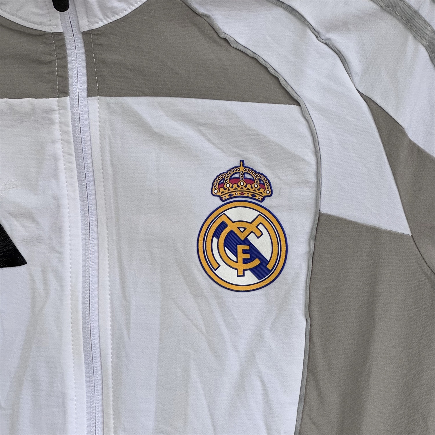 Real Madrid 25-26 Windbreaker Training Set - White With Grey Top and Grey Pants - Unitedfutballjersey