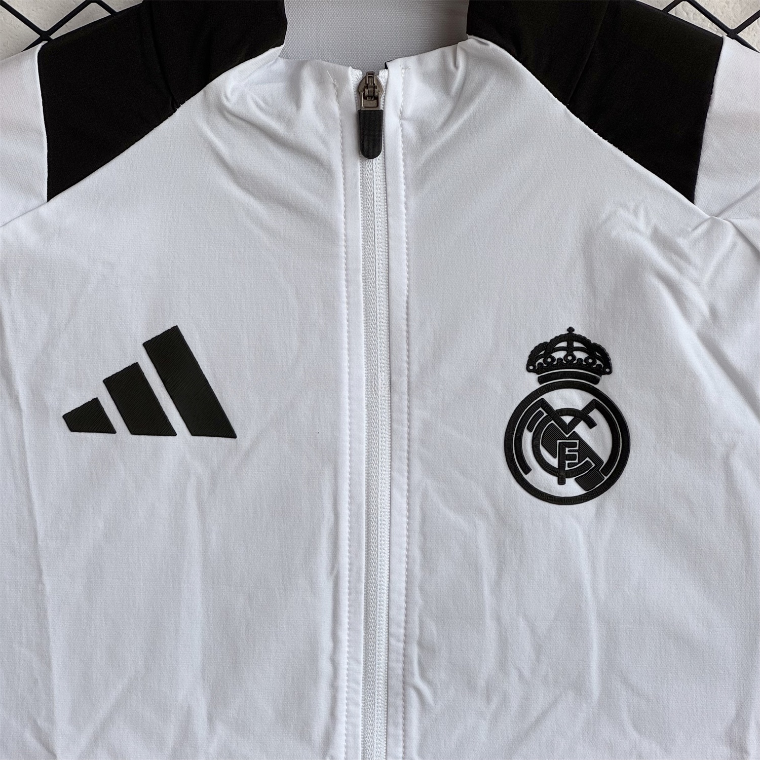 Real Madrid 25-26 Windbreaker Training Set - White With Black Top and Black Pants - Unitedfutballjersey