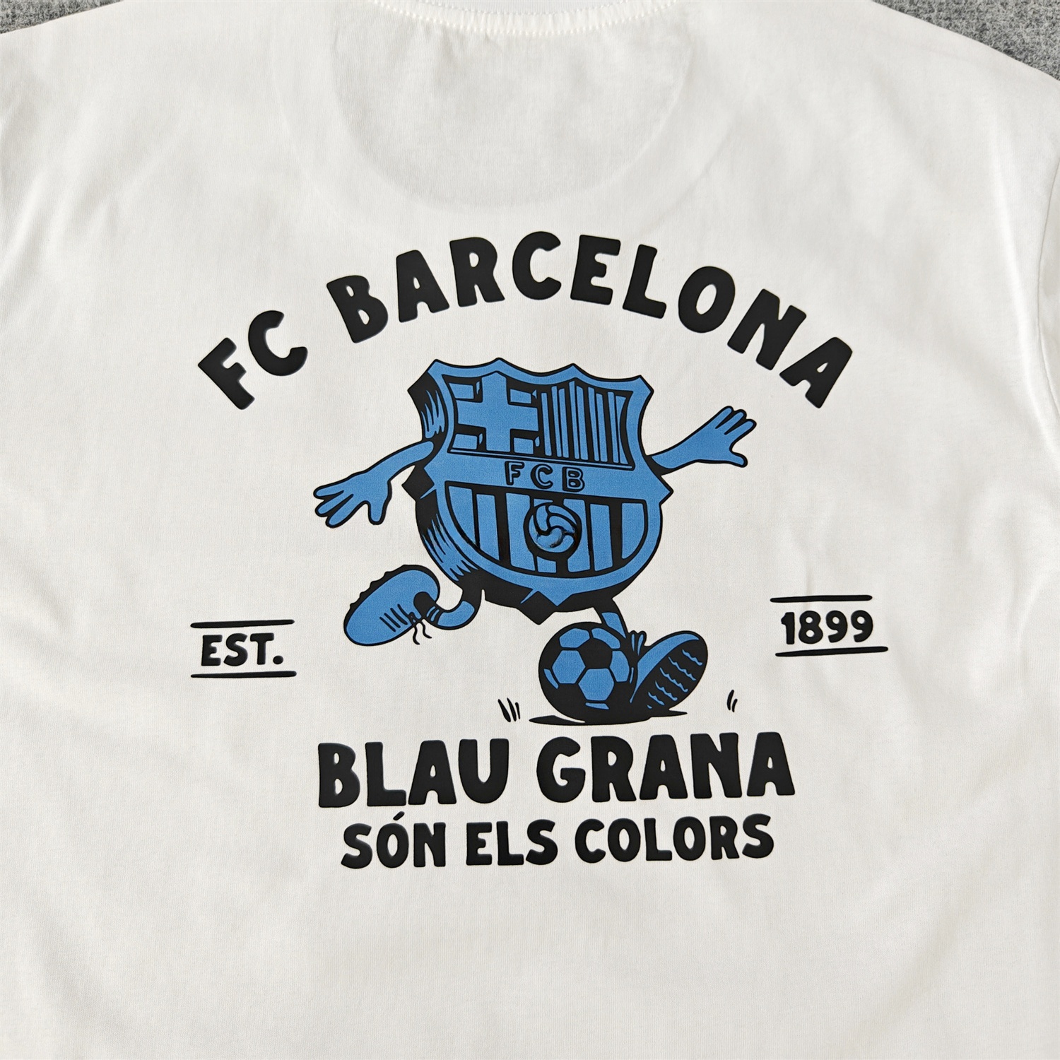 Barcelona Fun Crest Design Dynamic And Modern Features T-shirt【White】 - Unitedfutballjersey