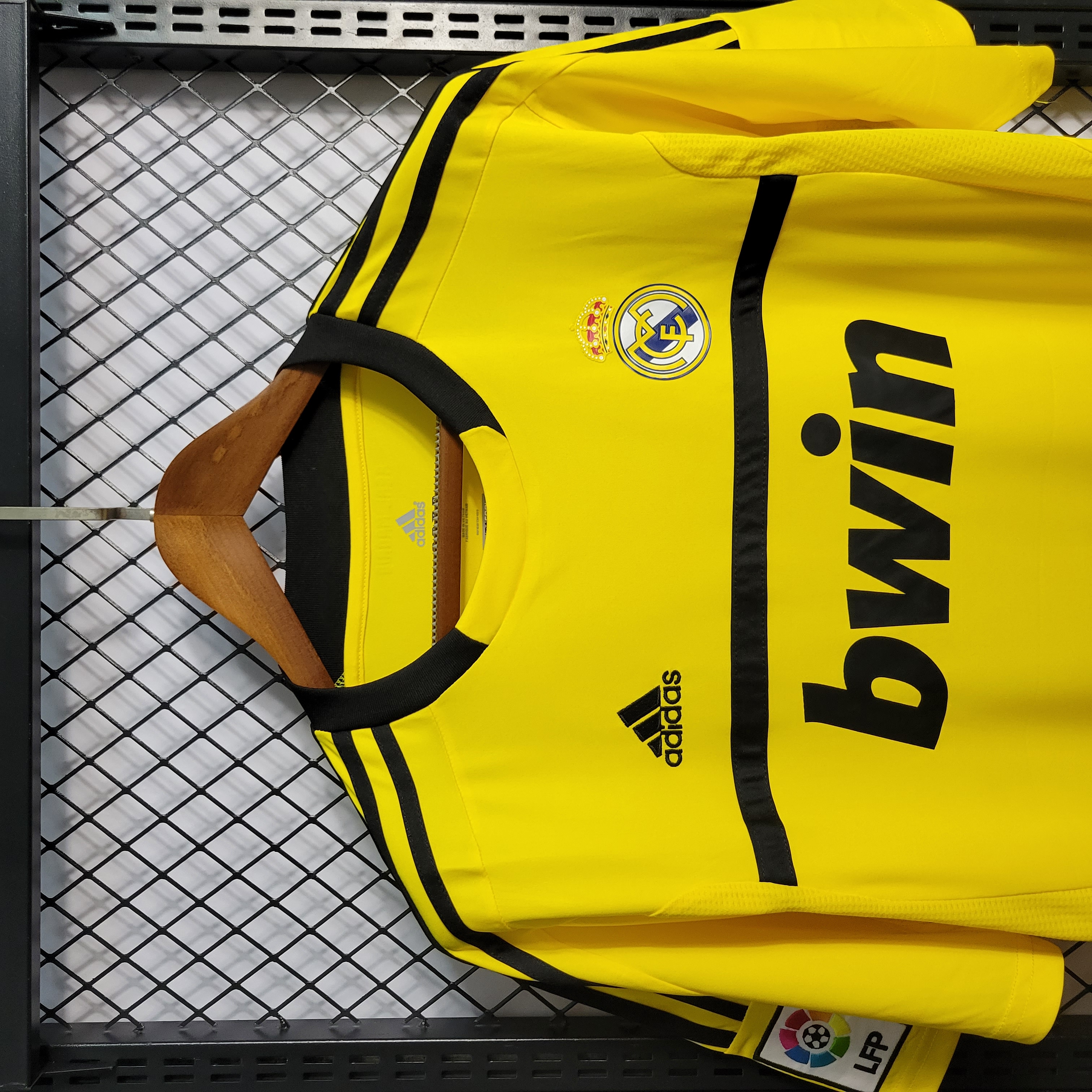 Retro Real Madrid 11-12 Yellow Goalkeeper Jersey - Unitedfutballjersey