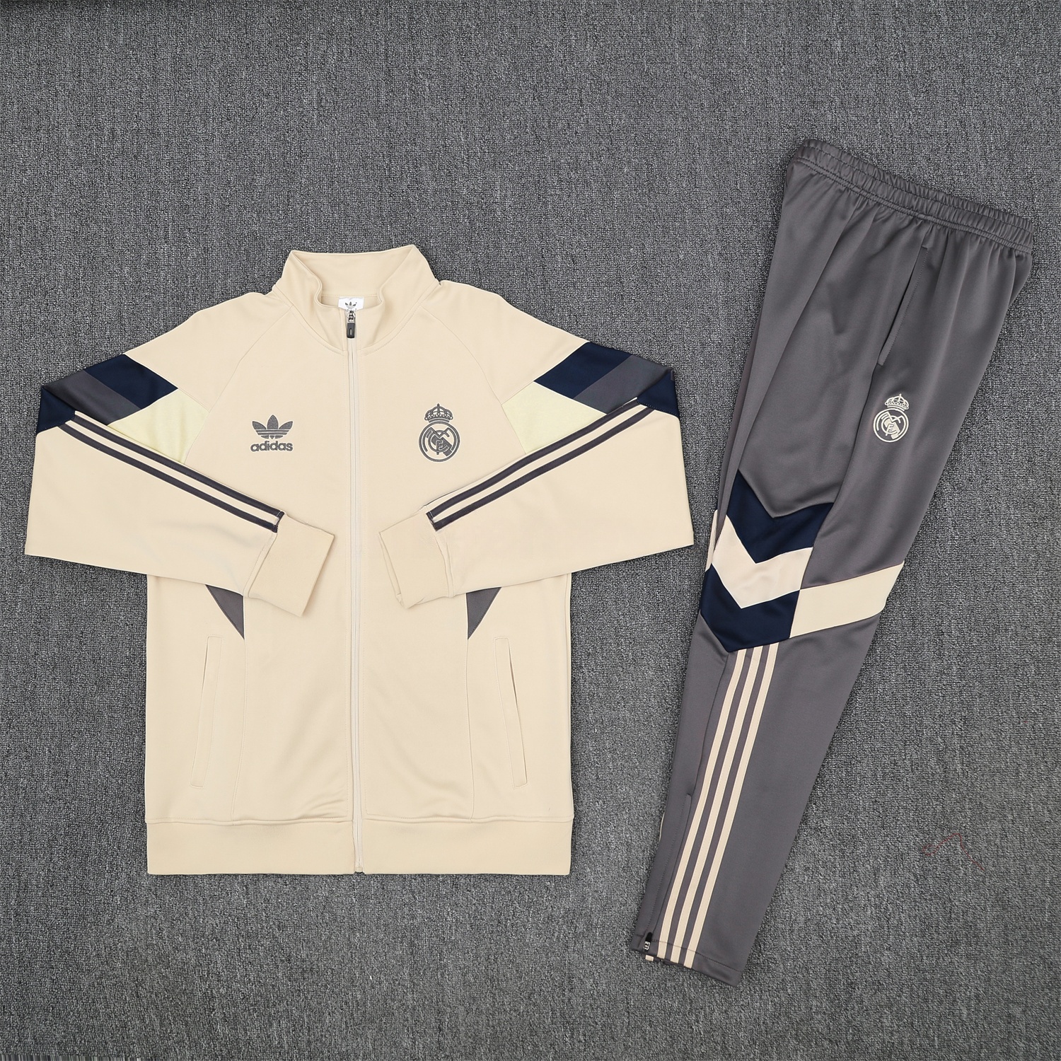 Real Madrid 25-26 Throwback Jacket Training Tracksuit - Off-white Jackets & Grey Pants - Unitedfutballjersey