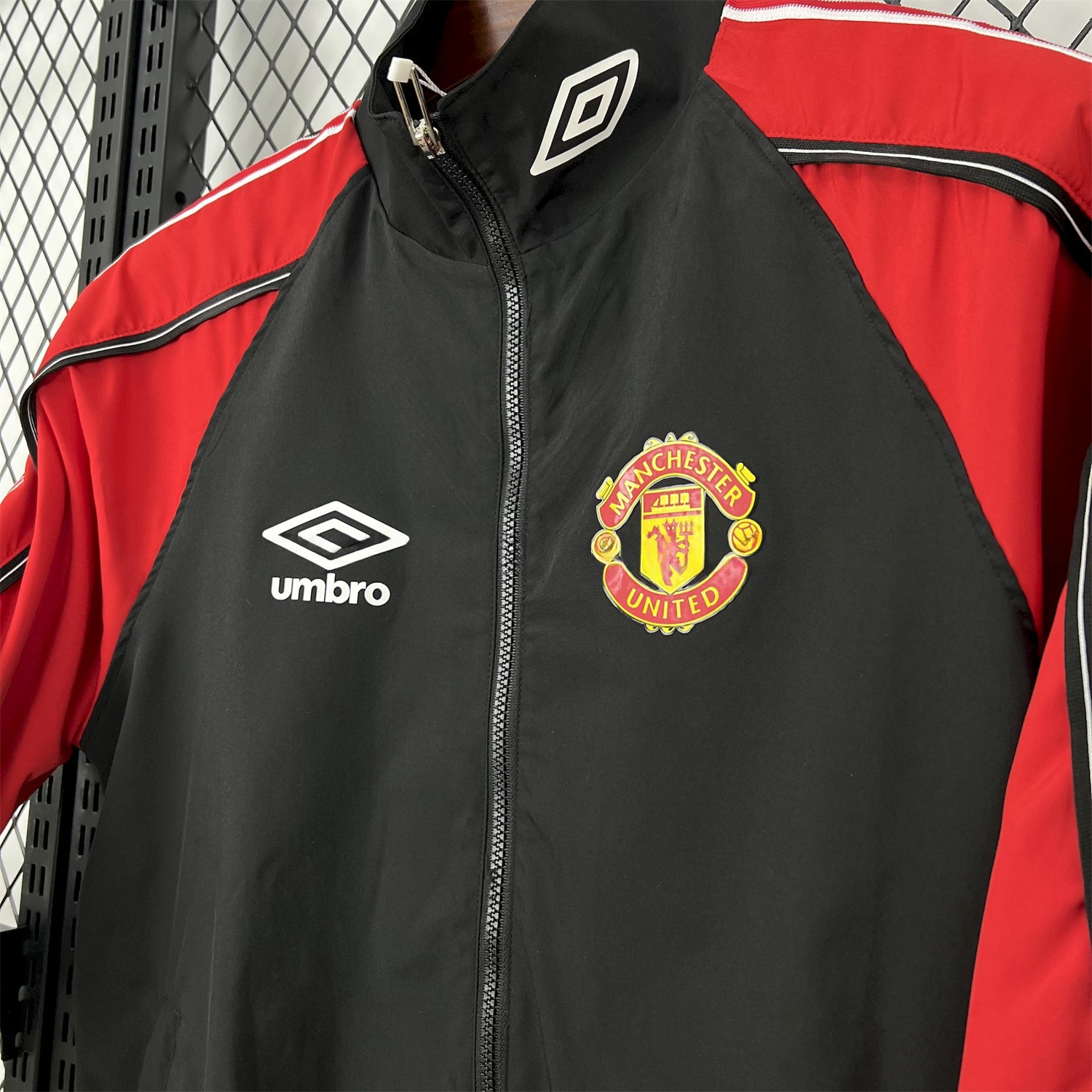 Retro Manchester United 1998-99 Throwback Windbreaker Jacket - Black and Red - Unitedfutballjersey