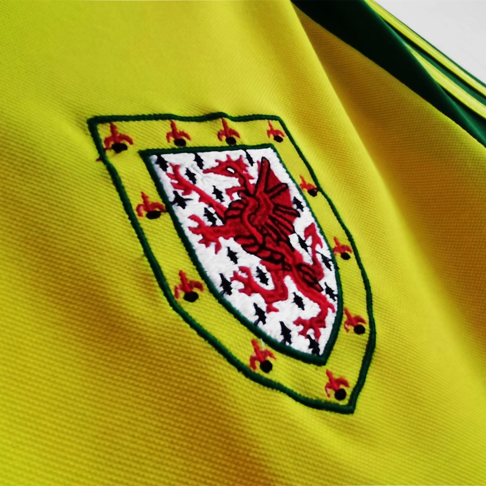 Retro Wales 1982 Away Stadium Jersey - Unitedfutballjersey