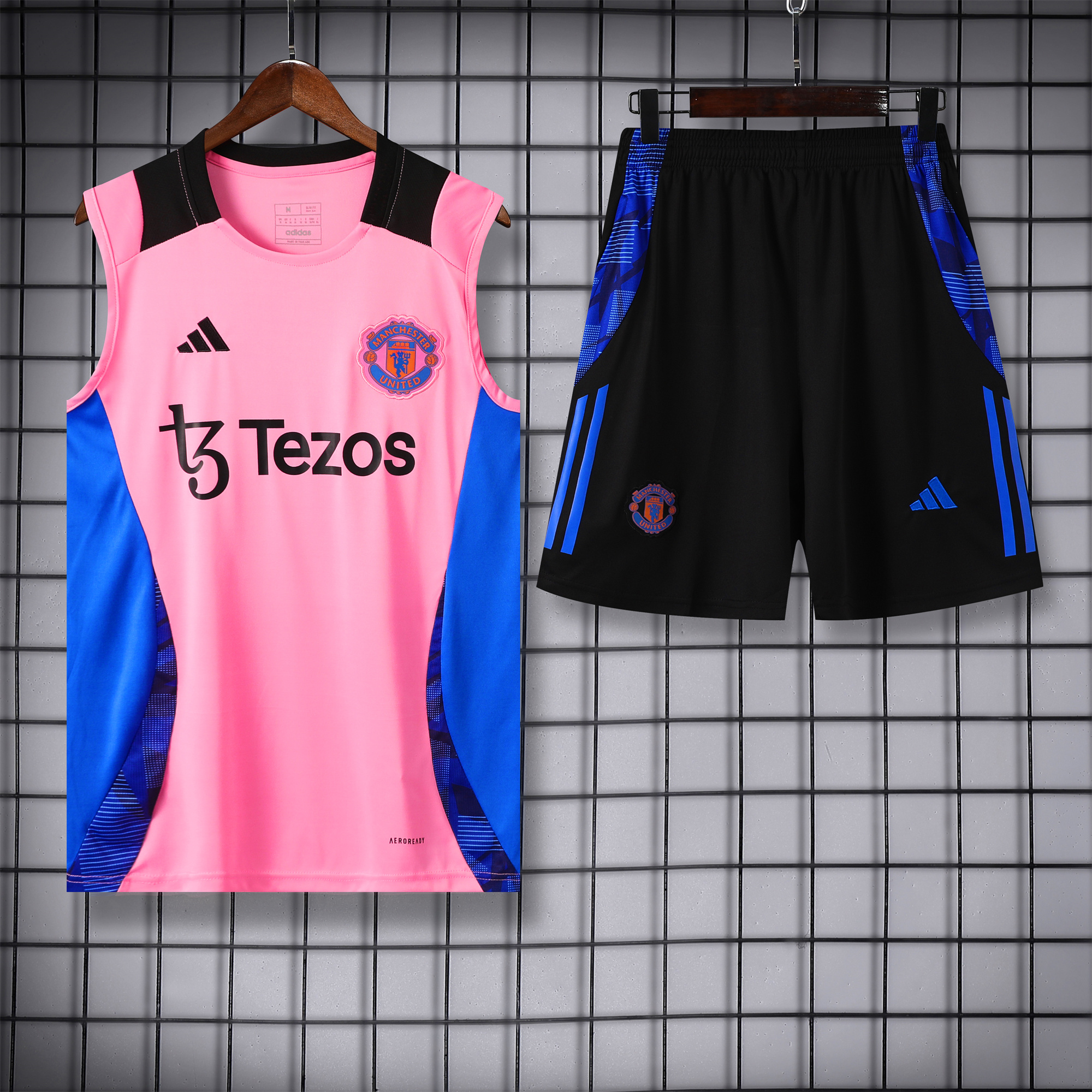 Manchester United 24-25 Vest Training Set - Pink Vest & Black Shorts - Unitedfutballjersey
