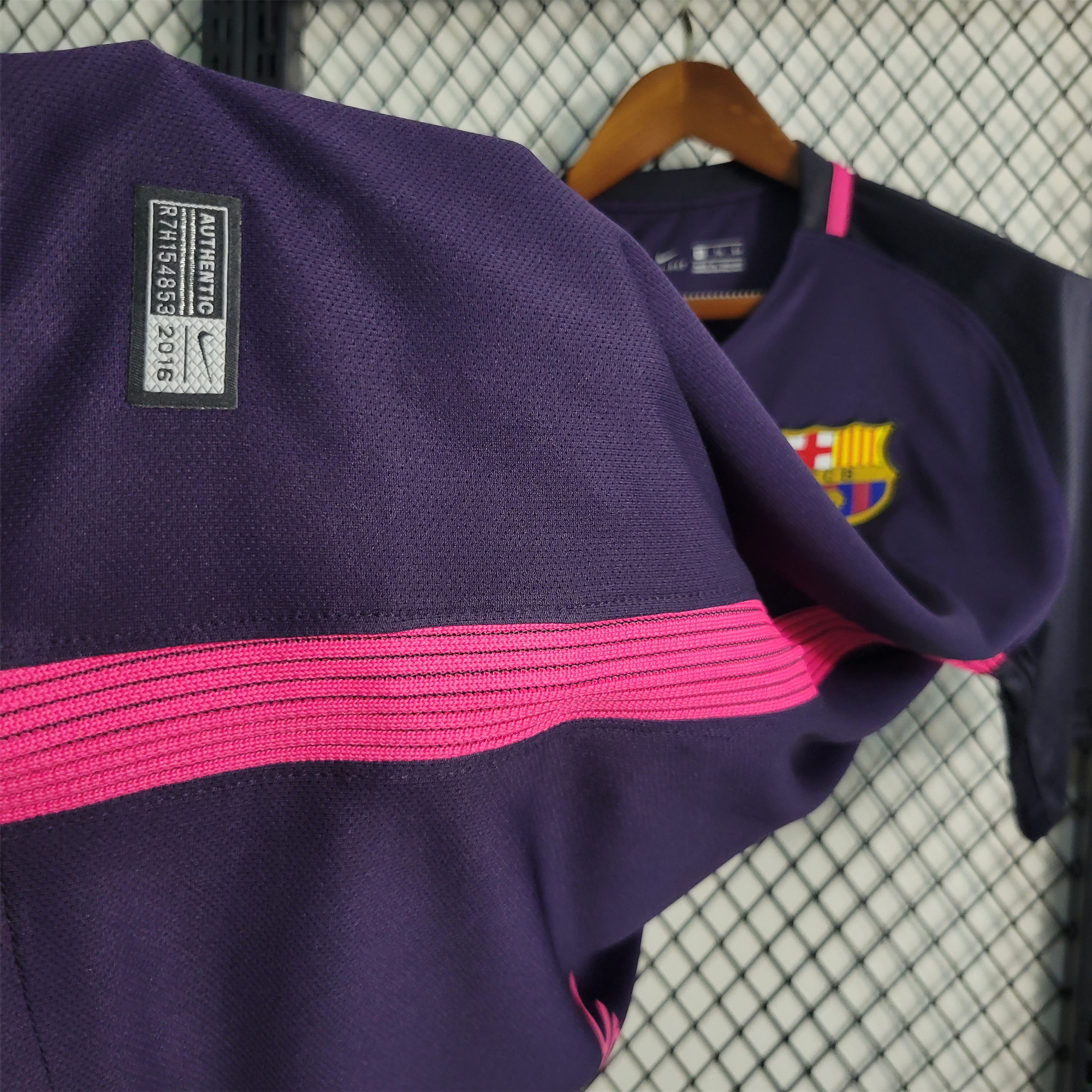 Retro Barcelona 16-17 Away Stadium Jersey - Unitedfutballjersey