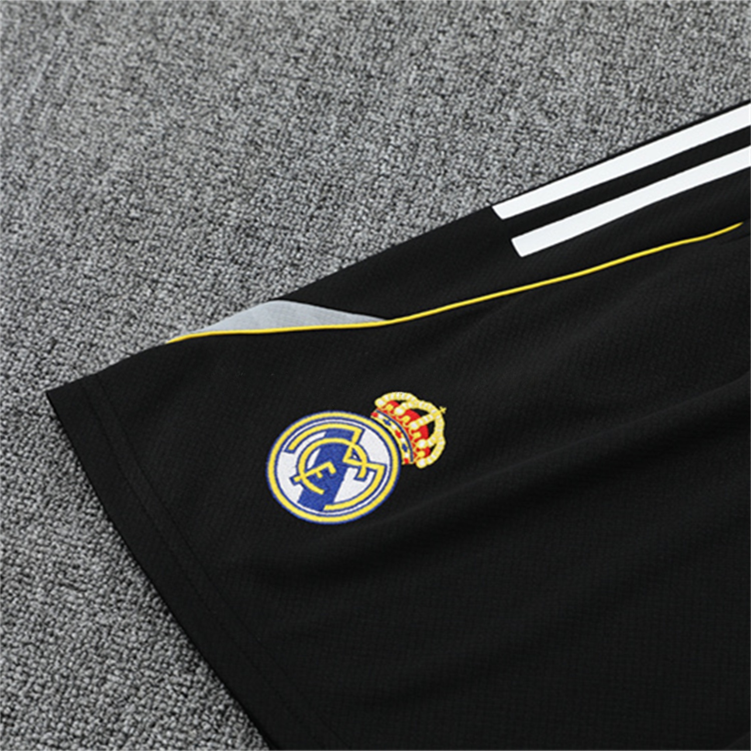 Real Madrid 25-26 Kids Short-Sleeve Training Set - Yellow Line Black Top and Black Shorts - Unitedfutballjersey