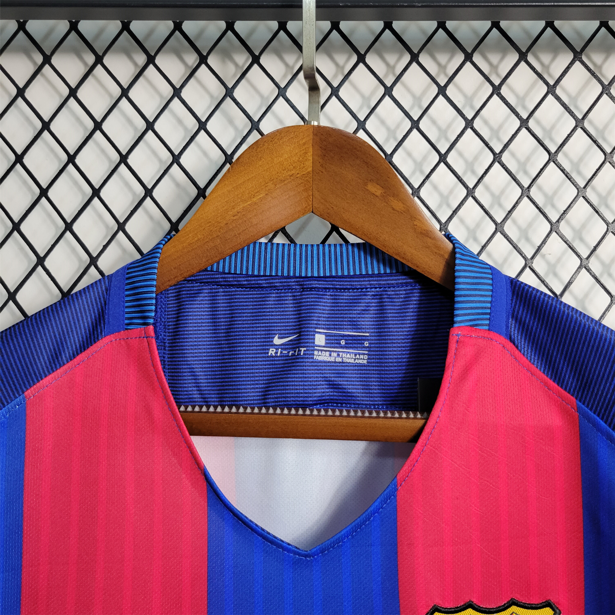 Retro Barcelona 16-17 Home Stadium Jersey - Unitedfutballjersey