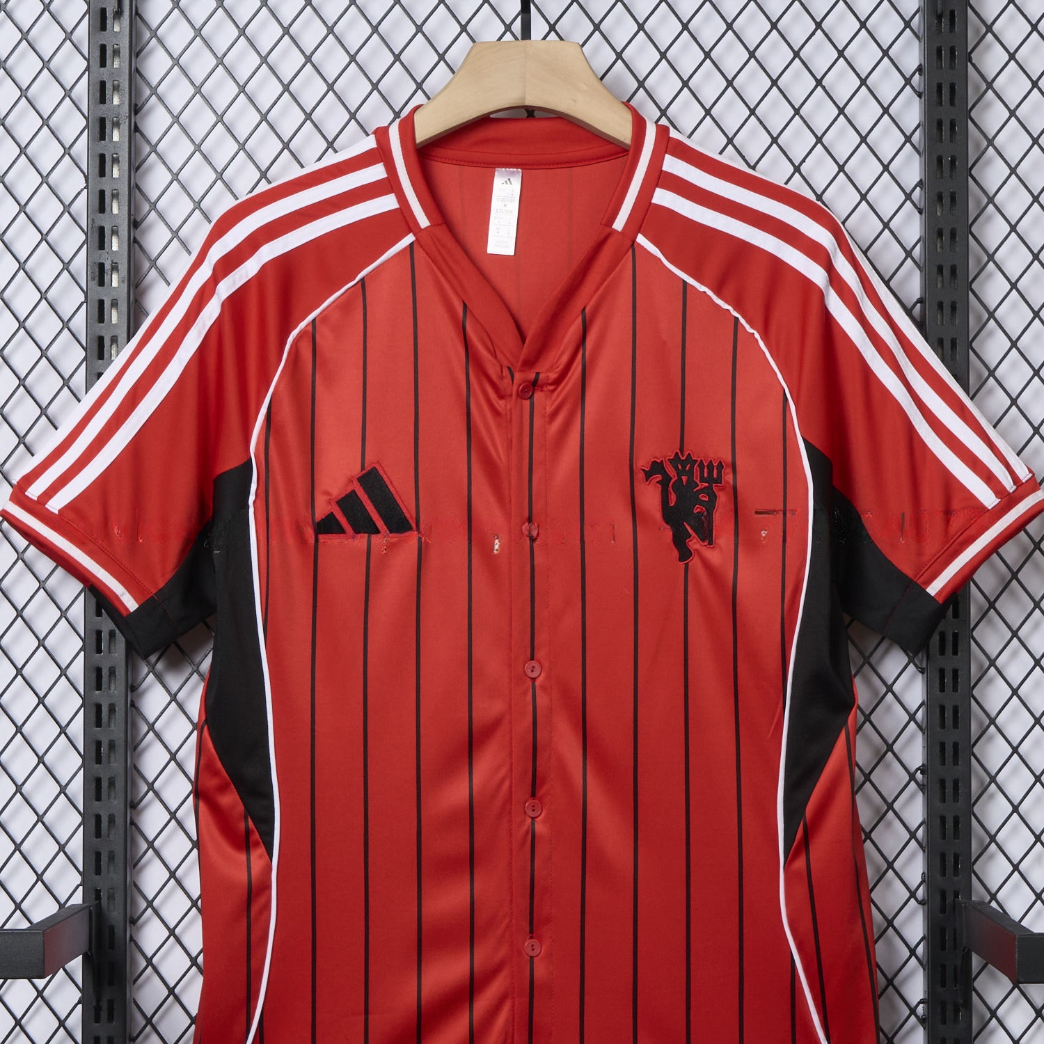 Manchester United 25-26 Red Baseball Jersey with Black Stripes - Unitedfutballjersey