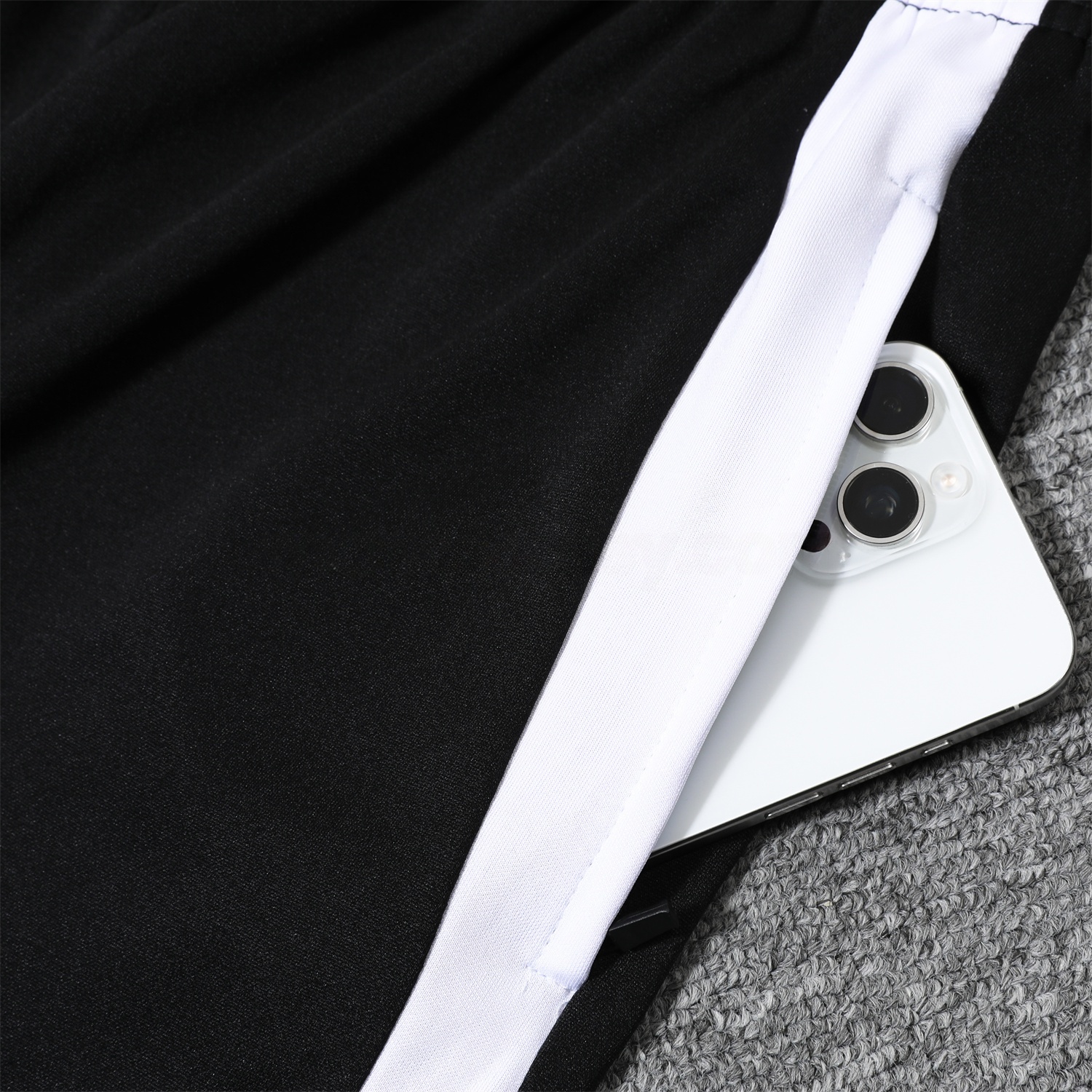 Manchester United 25-26 POLO Short-Sleeve Training Set - Black Top and Pants with White Stripes - Unitedfutballjersey