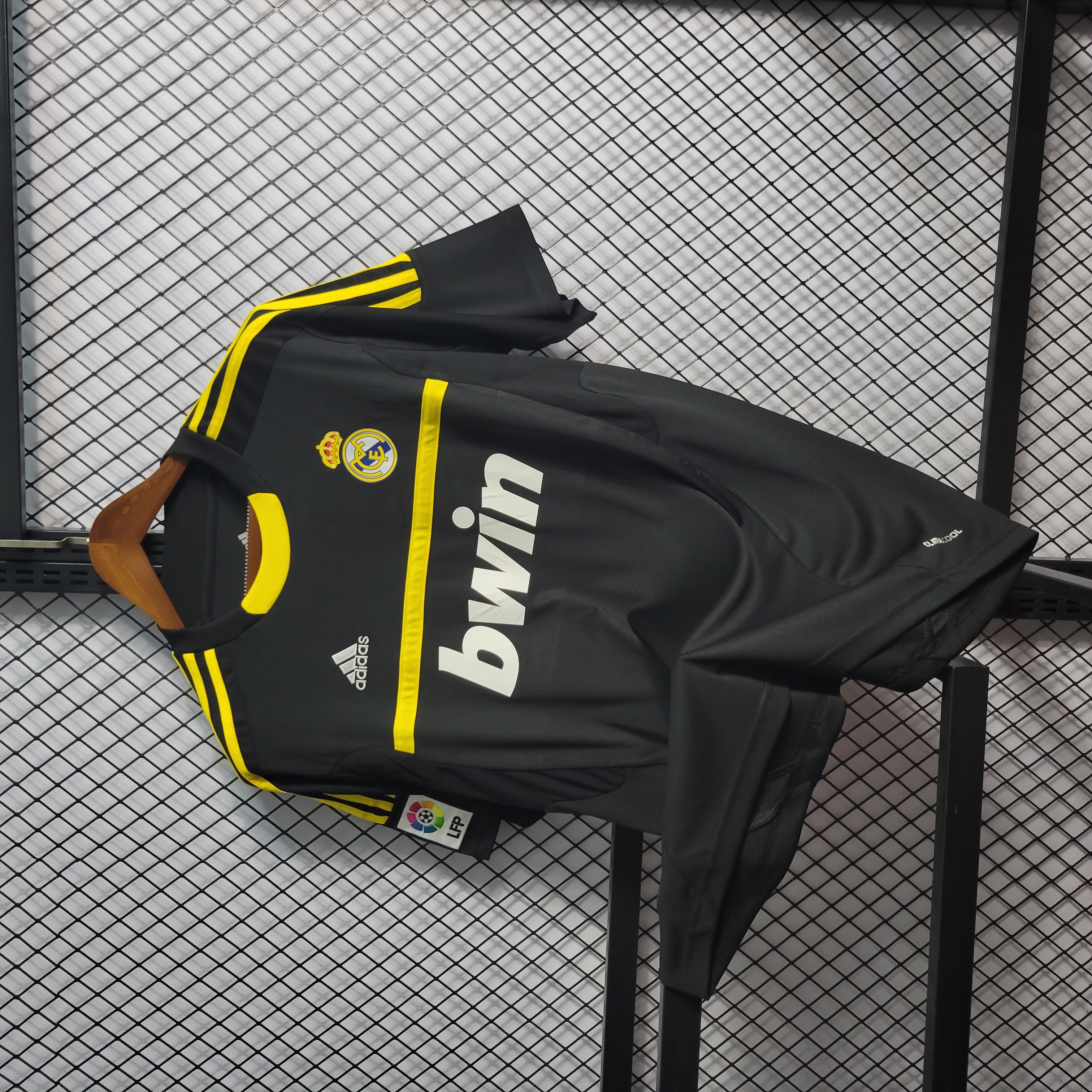 Retro Real Madrid 11-12 Black Goalkeeper Jersey - Unitedfutballjersey