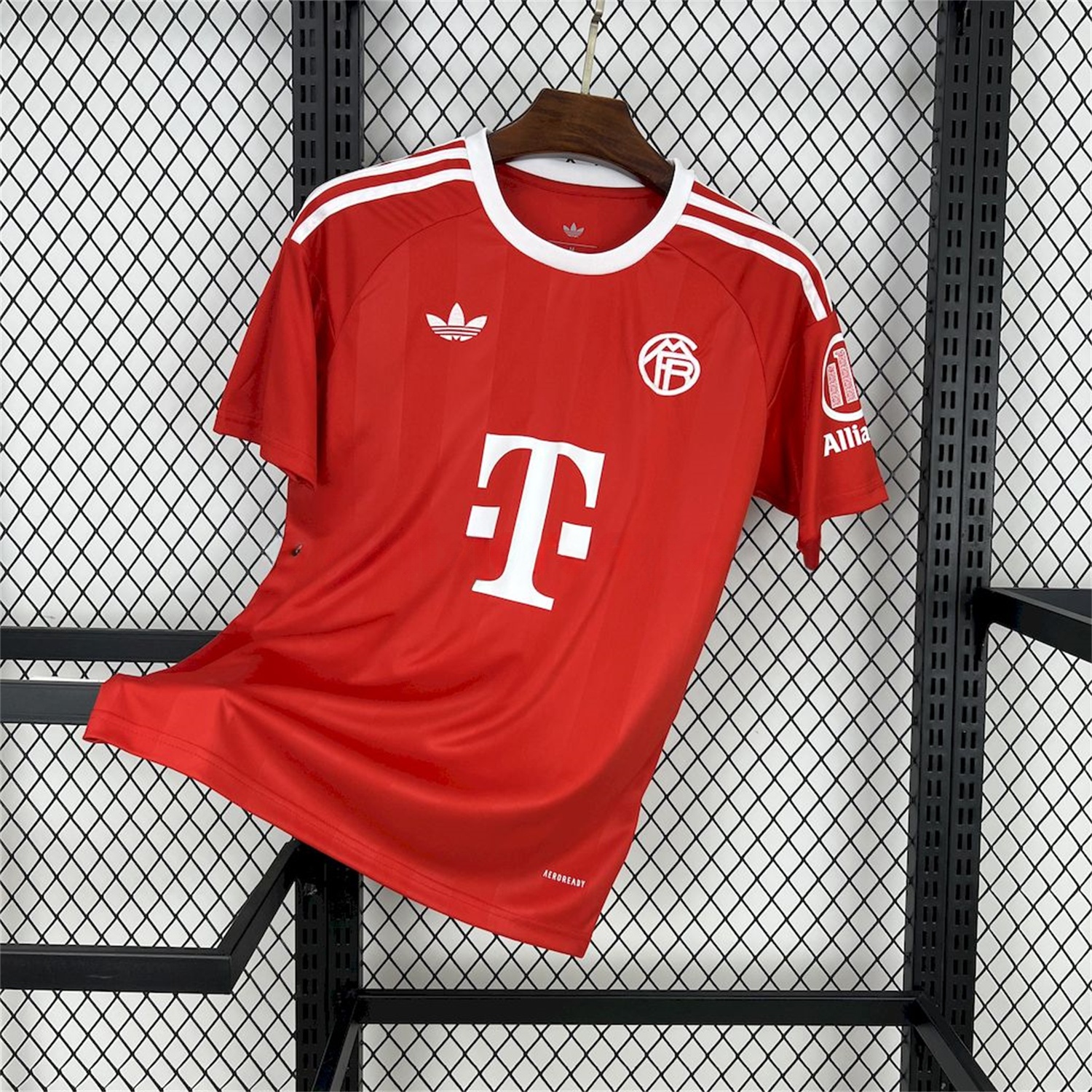 Bayern Munich 25-26 Red Trefoil Goalkeeper Jersey - Fans Version - Unitedfutballjersey