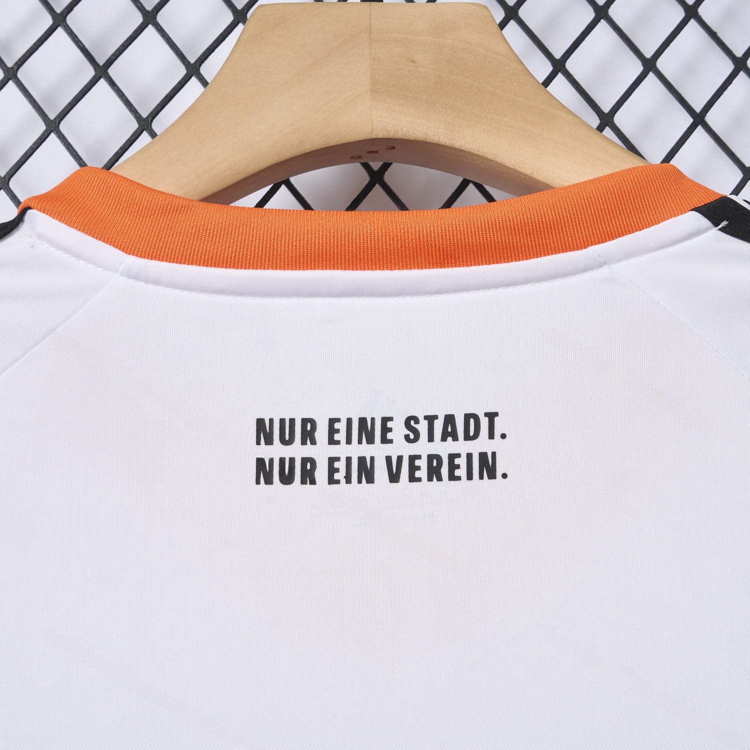 Frankfurt 25-26 Away Jersey - Fans Version - Unitedfutballjersey