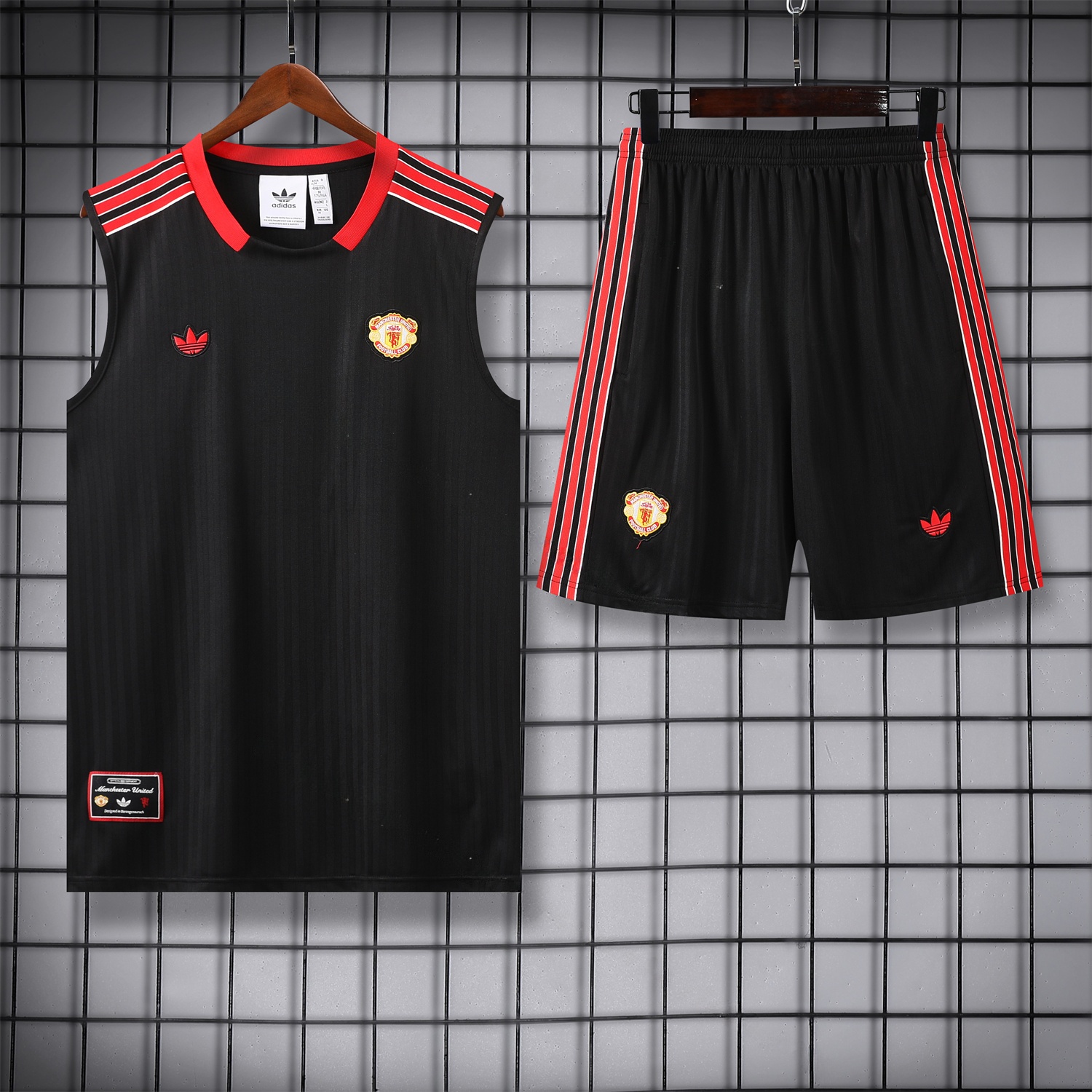 Manchester United 25-26 Vest Training Set - Red Retro Logo Black Vest & Black Shorts - Unitedfutballjersey