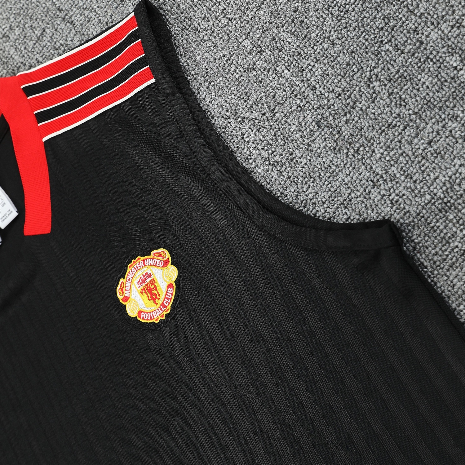 Manchester United 25-26 Vest Training Set - Red Retro Logo Black Vest & Black Shorts - Unitedfutballjersey