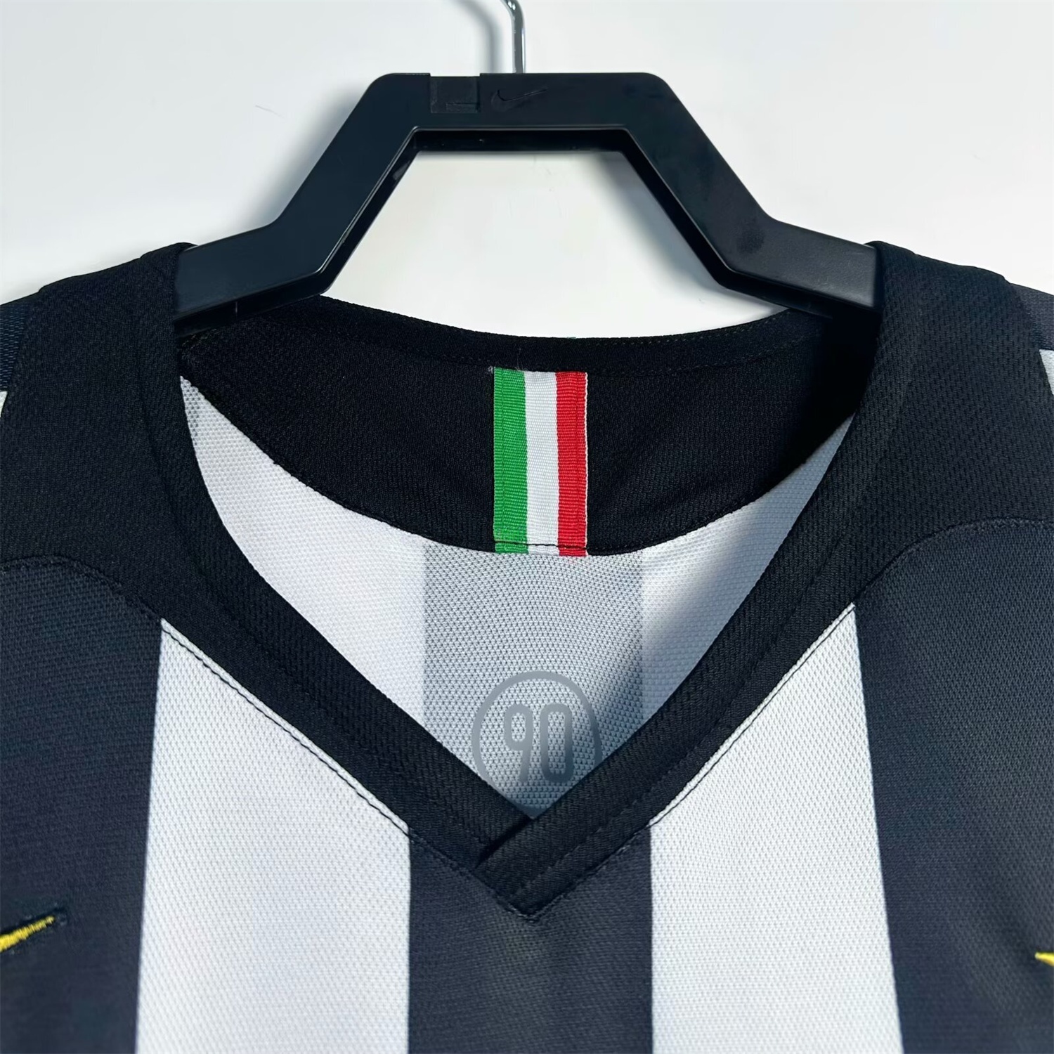 Retro Juventus 2005-06 Home Jersey - Unitedfutballjersey