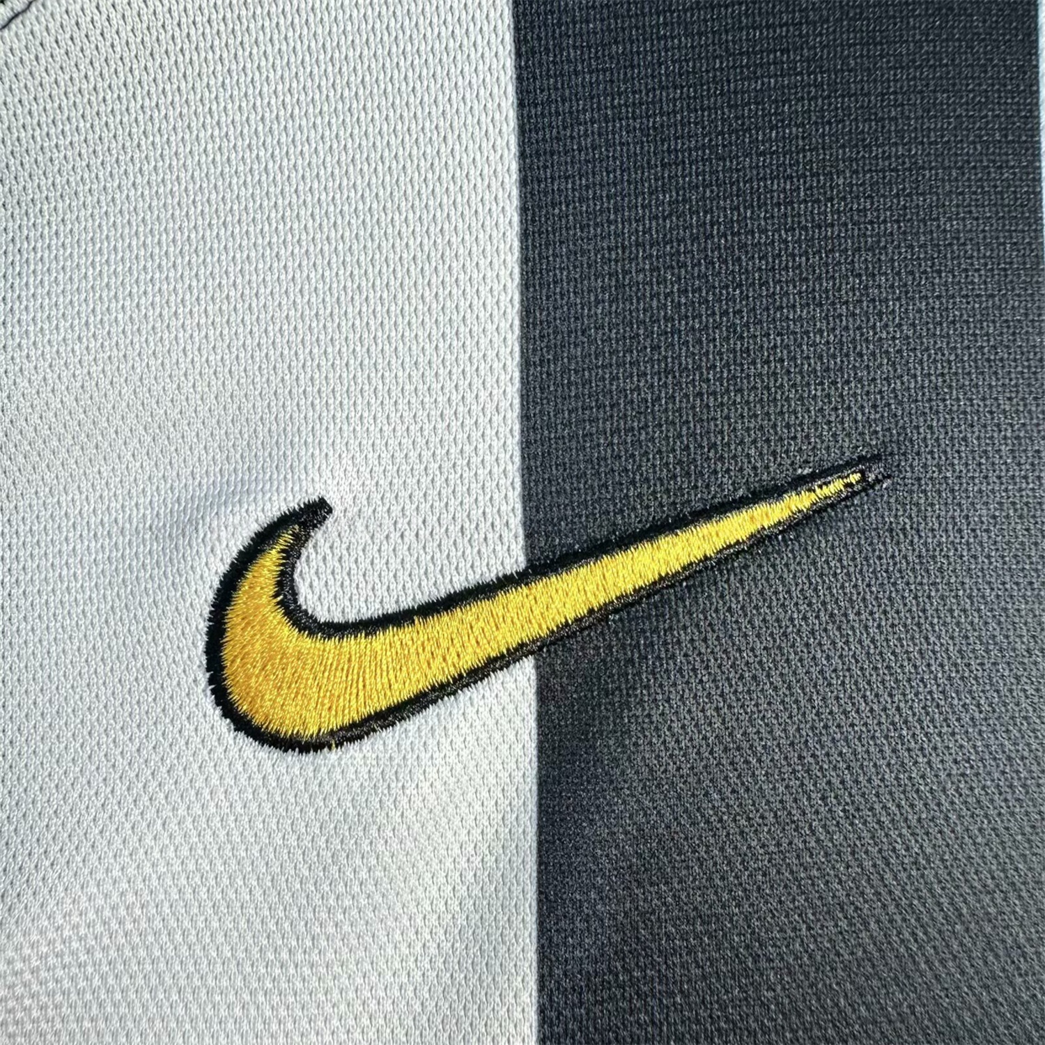 Retro Juventus 2005-06 Home Jersey - Unitedfutballjersey