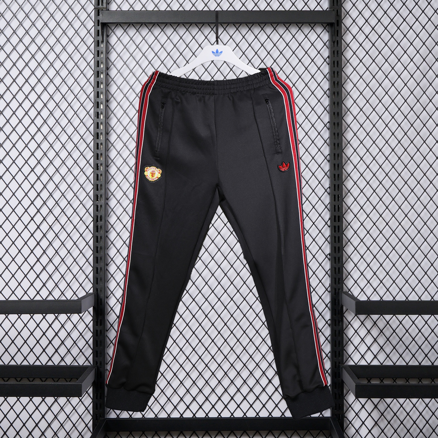 Manchester United 25-26 Red Lines Training Set - Black Top and Black Pants - Unitedfutballjersey