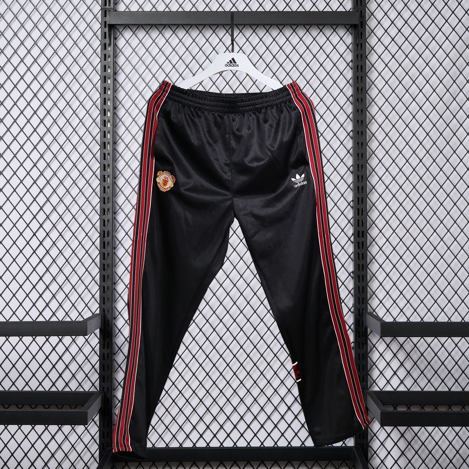 Manchester United 25-26 Training Set - Red Black Top and Black Pants - Unitedfutballjersey