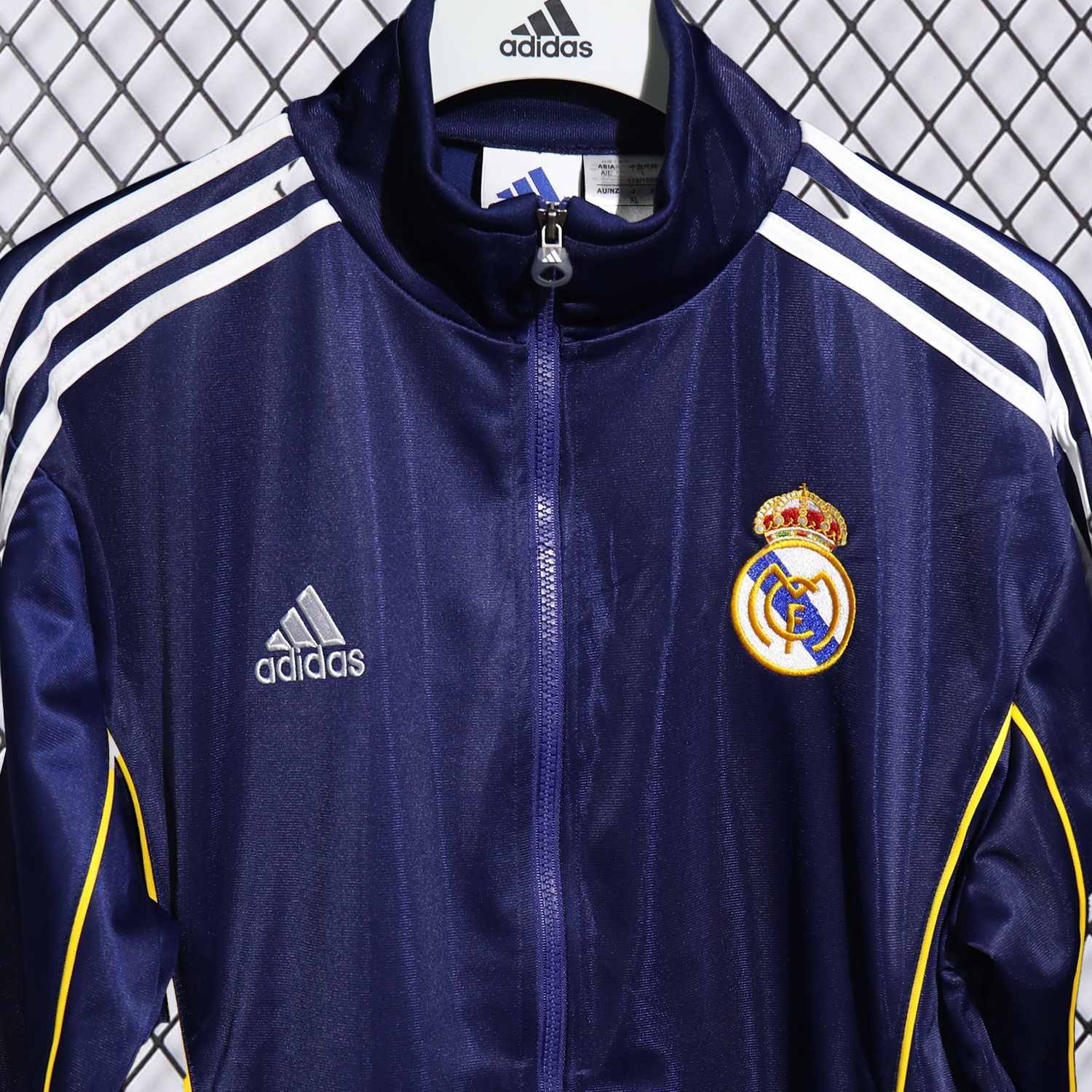 Real Madrid 25-26 Pure Color Yellow Lines Training Set - Dark Blue Top and Dark Blue Pants - Unitedfutballjersey