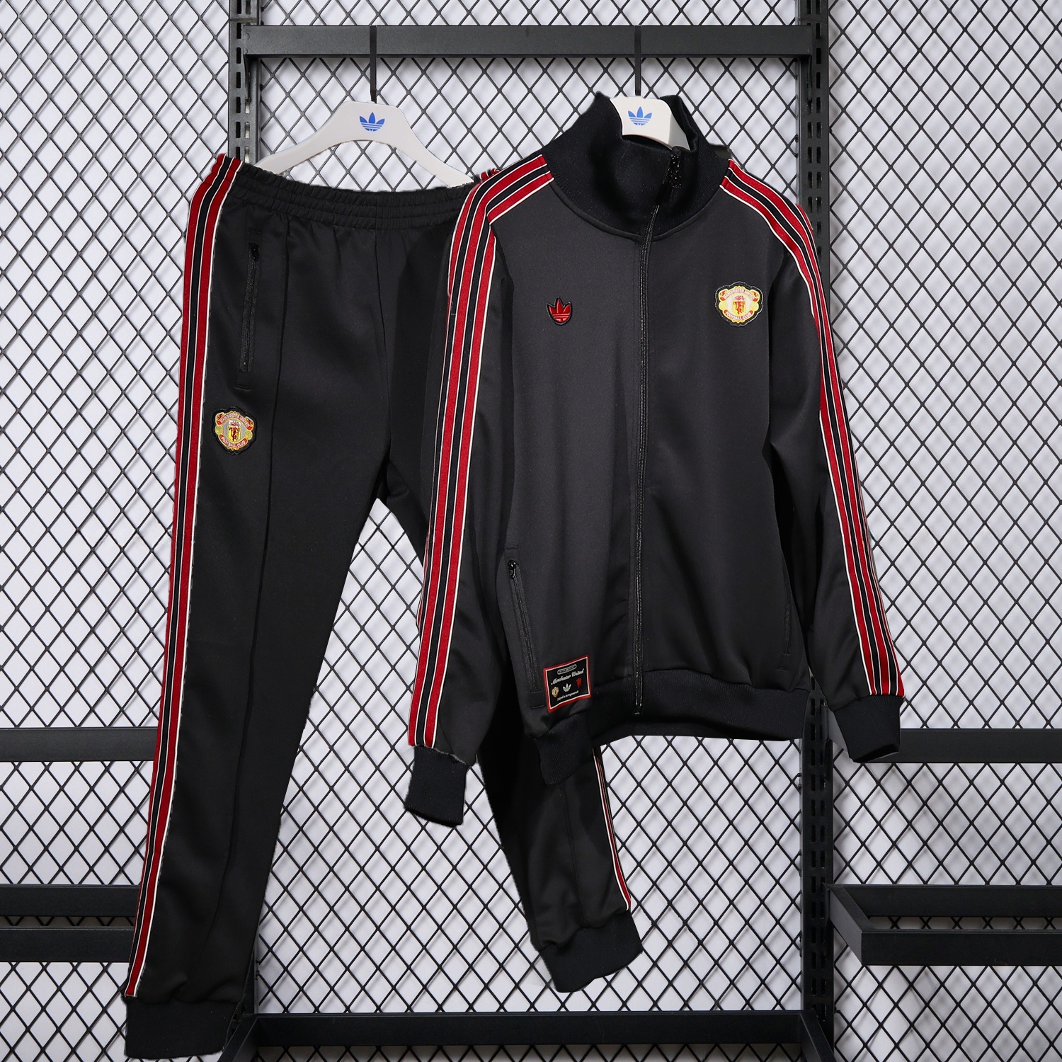 Manchester United 25-26 Red Lines Training Set - Black Top and Black Pants - Unitedfutballjersey