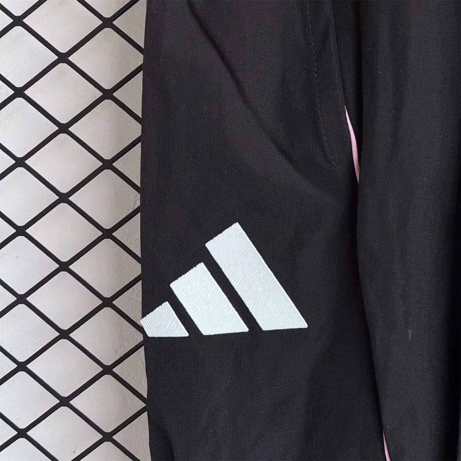 Juventus 25-26 Yellow Lines Windbreaker Training Set - Black Top and Pants - Unitedfutballjersey