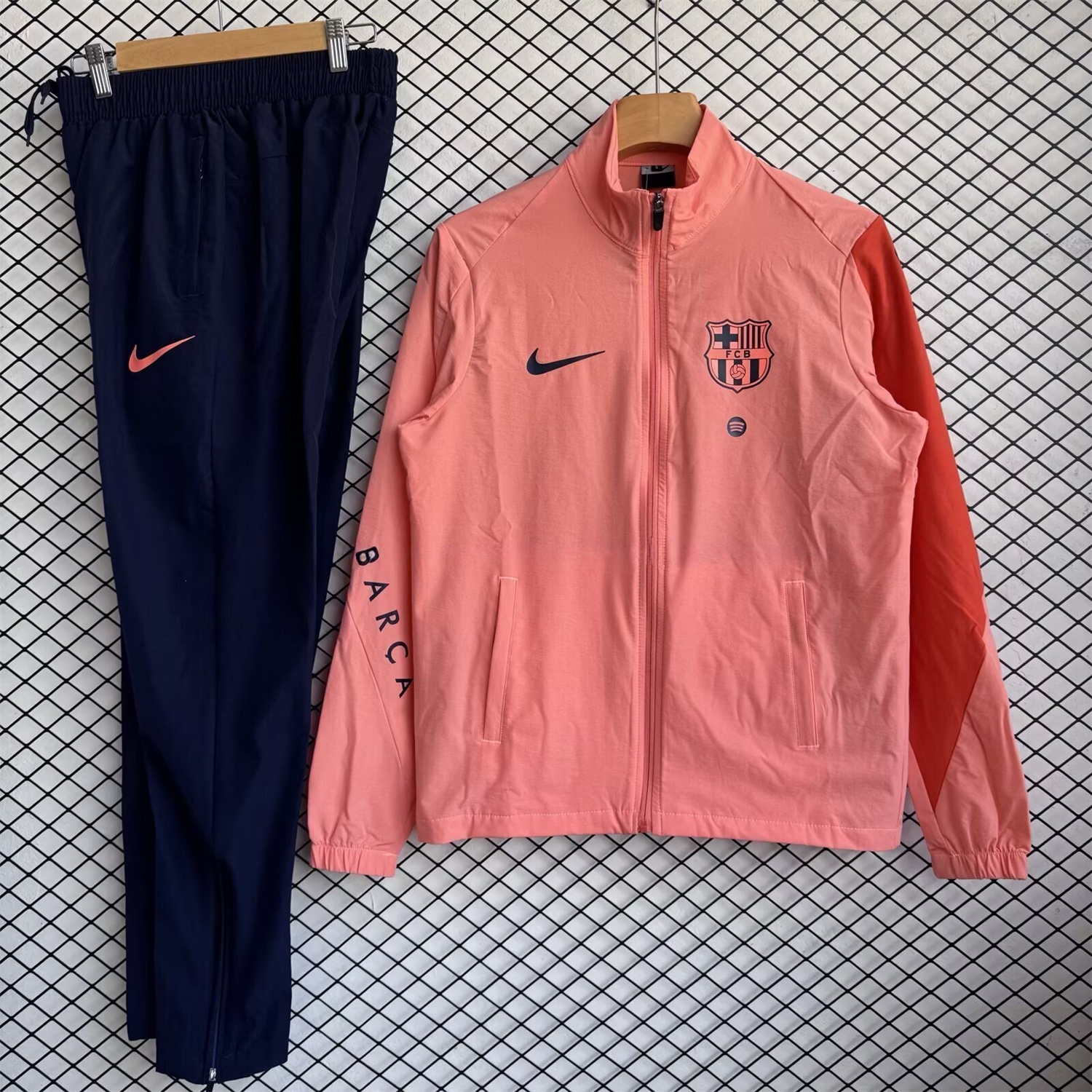 Barcelona 25-26 Windbreaker Training Set - Pink Top and Black Pants - Unitedfutballjersey