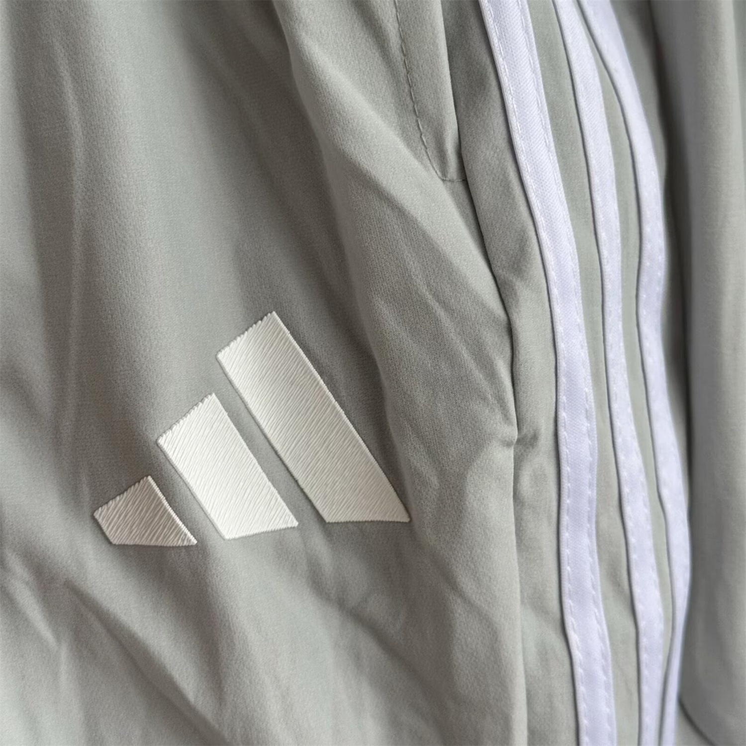 Bayern Munich 25-26 Red Lines Windbreaker Training Set - White Top and Pants - Unitedfutballjersey