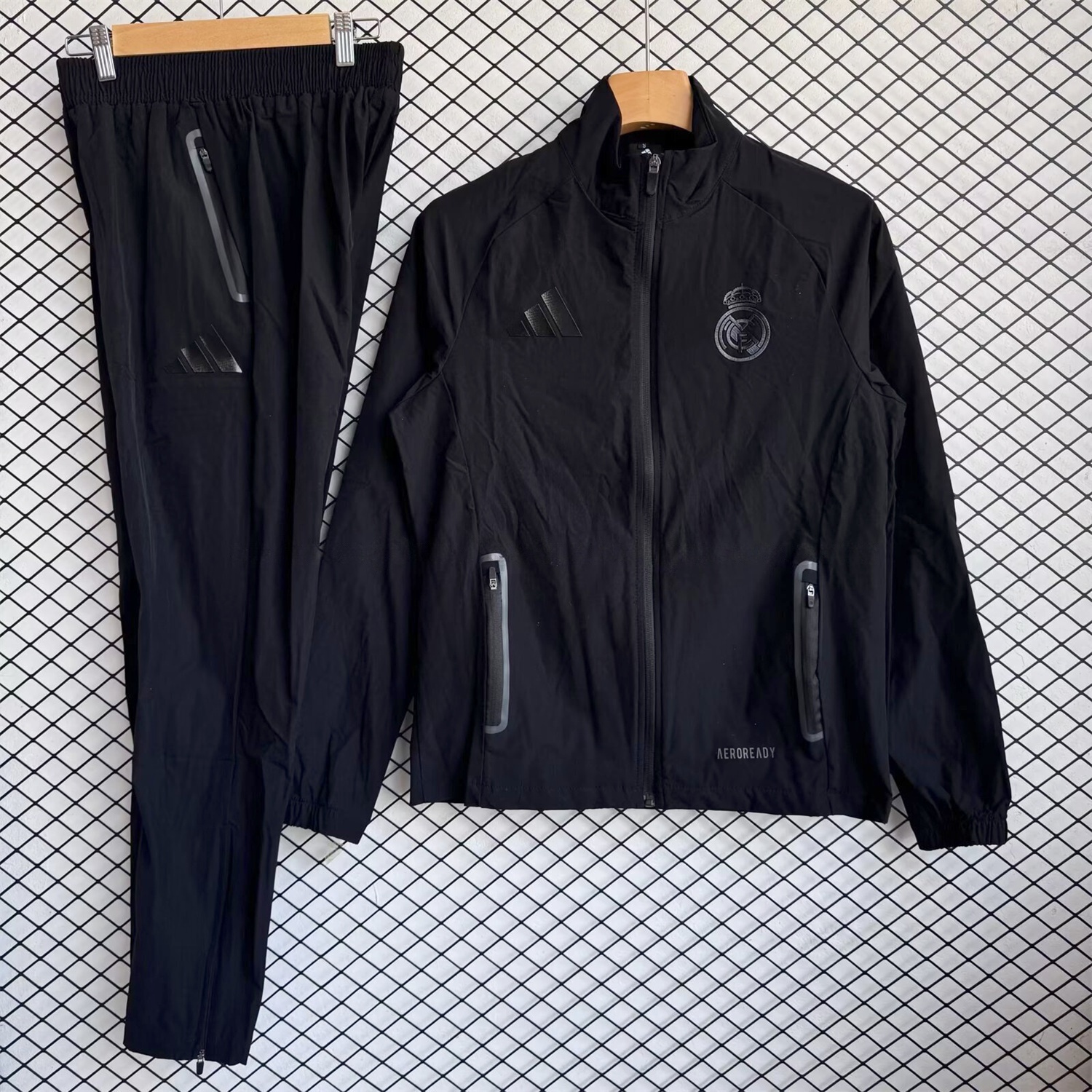Real Madrid 25-26 Black Logo Windbreaker Training Set - Black Top and Pants - Unitedfutballjersey