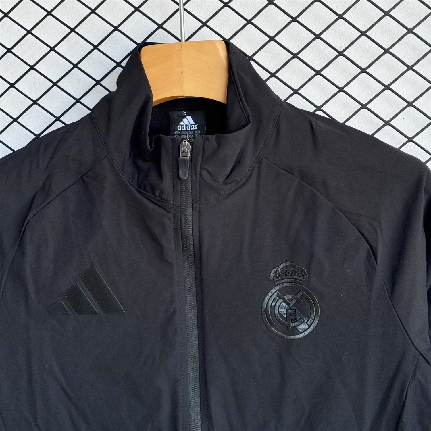 Real Madrid 25-26 Black Logo Windbreaker Training Set - Black Top and Pants - Unitedfutballjersey