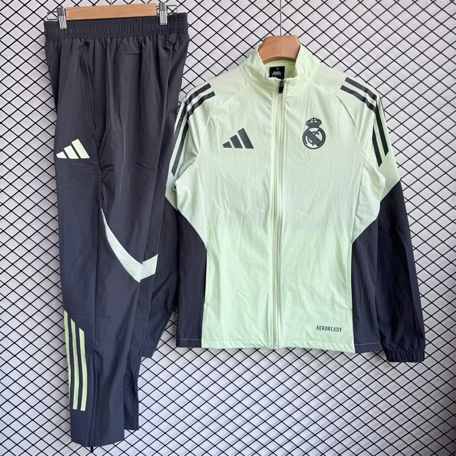 Real Madrid 25-26 Windbreaker Training Set - Green Top and Black Pants - Unitedfutballjersey