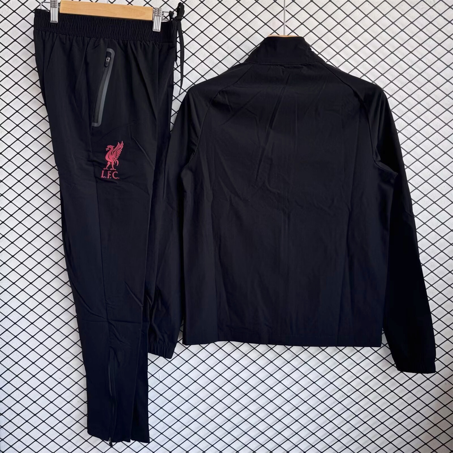 Liver.pool 25-26 Red Logo Windbreaker Training Set - Black Top and Pants - Unitedfutballjersey